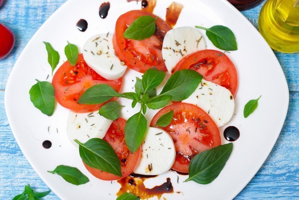 rajčata se sýrem a bylinkami pro středomořskou stravu