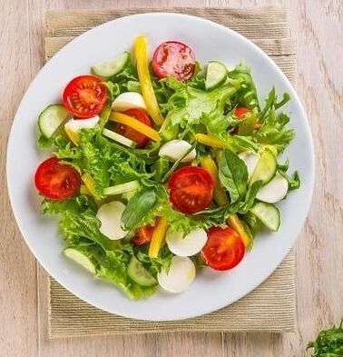 Jednou z možností pohankové diety na měsíc je použití zeleninového salátu