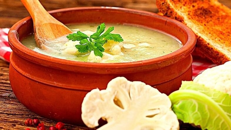 krémová květáková polévka na keto dietě