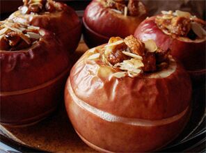 Jablka zapečená se sušeným ovocem jsou dezertem na dietním menu po odstranění žlučníku