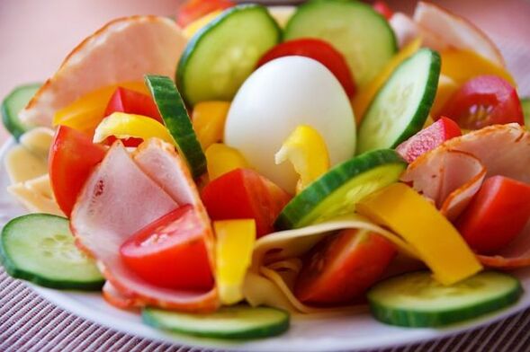 Zeleninový salát na vaječno-pomerančovém dietním menu na hubnutí