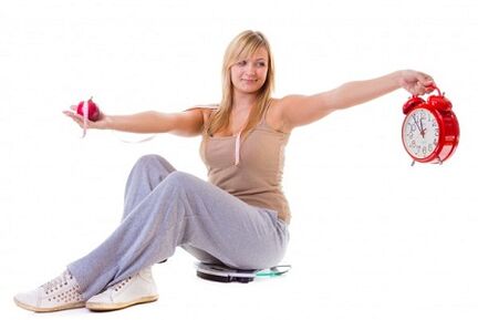 Dívka, která chce zhubnout, jí zdravě a podle režimu