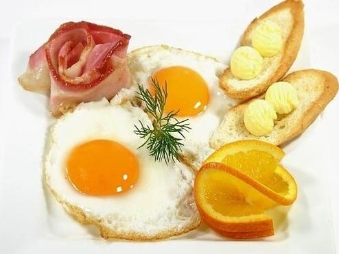 smažená vejce se slaninou jako zakázané jídlo pro gastritidu